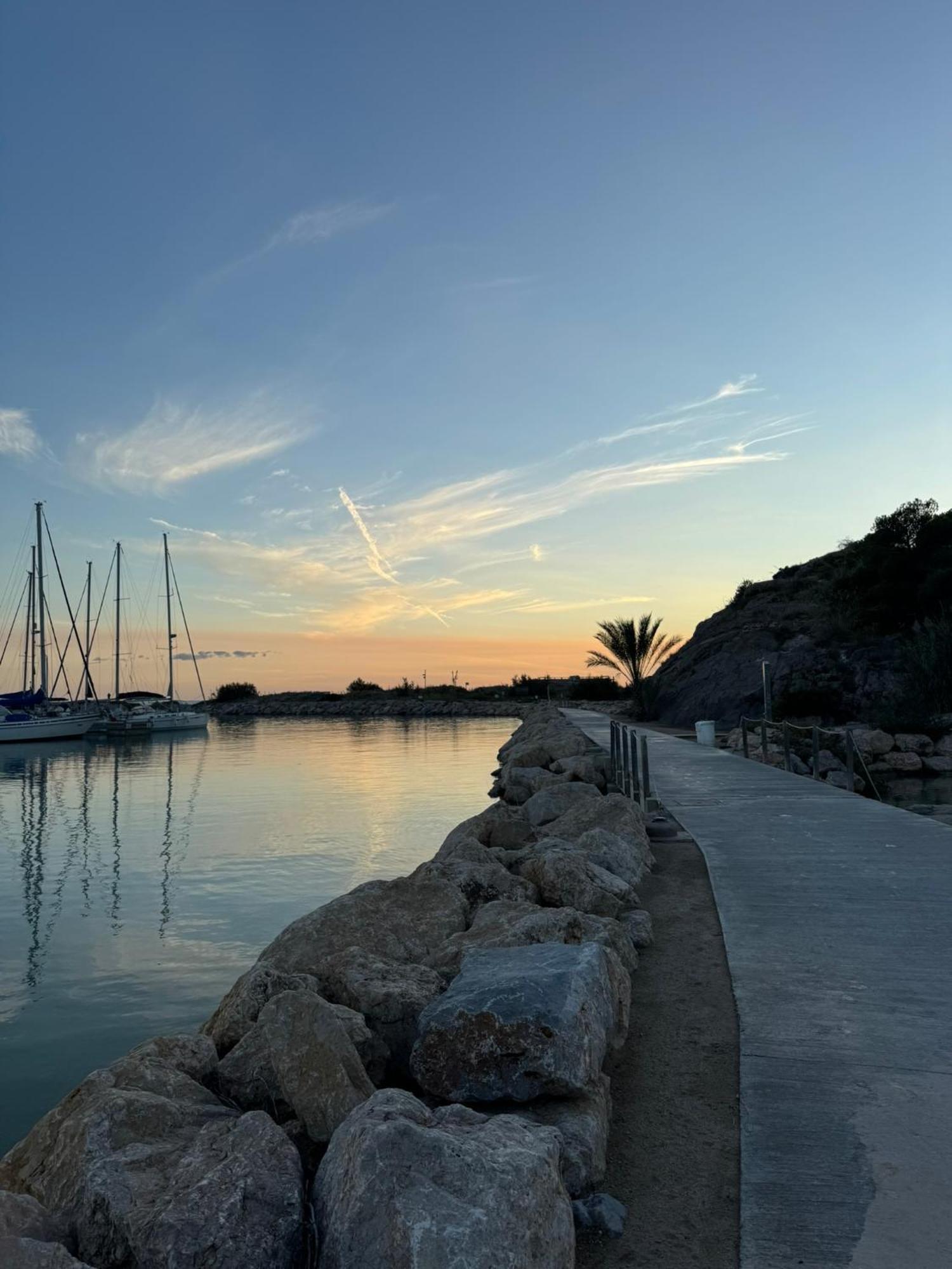 Experience Fantastique De Dormir Berce Par La Mer Pres De Barcelone Castelldefels Exterior foto